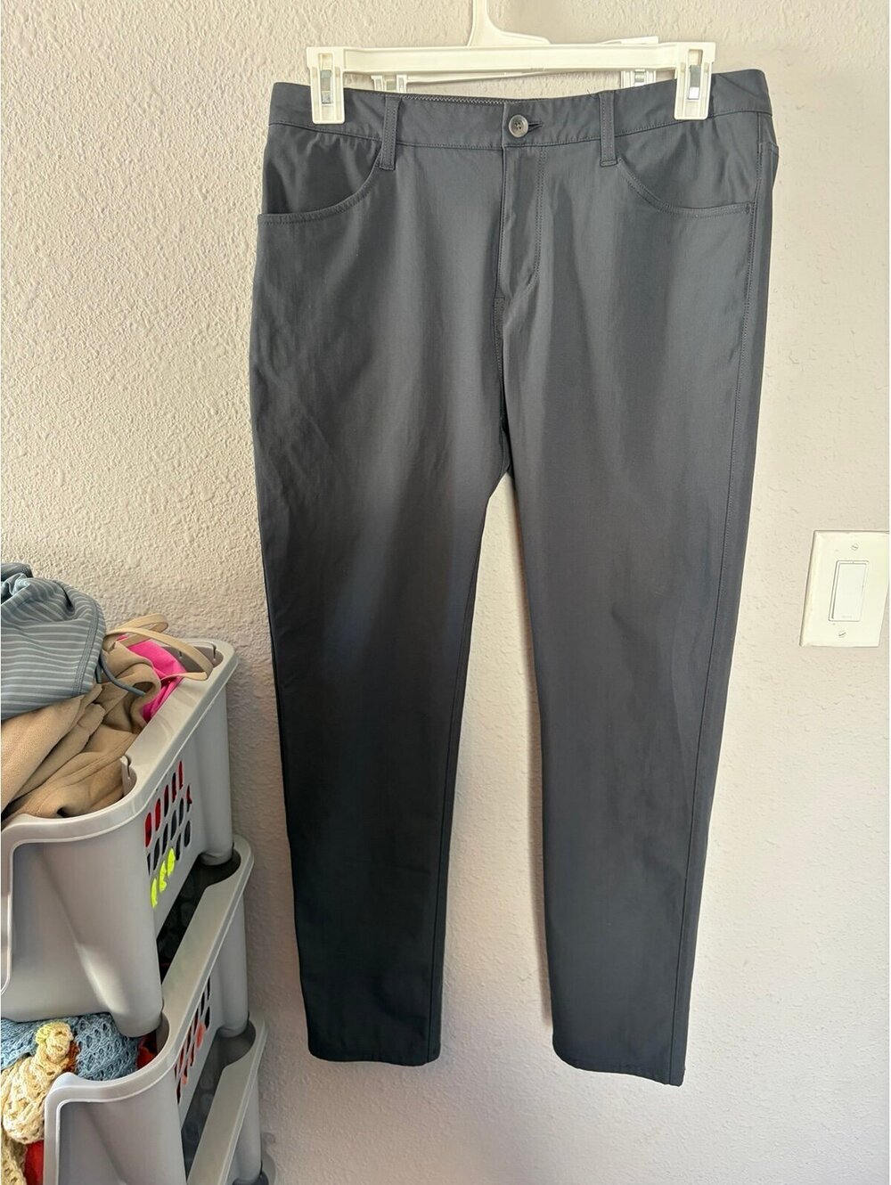 Men's Vuori Meta Pant Athletic Slim Fit 30in Charcoal size 34. On website
